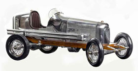 Alter silberner Rennwagen mit Speichenräder