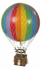 Heißluftballon in Regenbogenfarbe