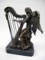Mobile Preview: Ein Engel spielt zufrieden auf der Harfe vorn