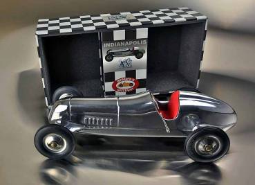 Rennwagen Modell Indianapolis mit roten Fahrersitz mit Box
