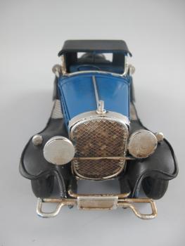 Blaues Modellauto aus Eisen