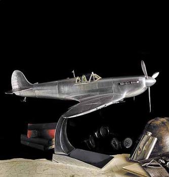 Flugzeug „Spitfire“ liebevoll dem Original nachempfunden