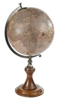 Dies ist ein klassischer, französischer Globusständer, in einer reich verzierten Ausstattung, perfekt hergestellt in einer Kombination aus Holz in Ebenholzoptik und bronziertem Messing.
