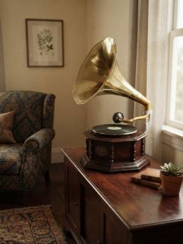 Wunderschönes funktionsfähiges 4 - Eckiges Grammophon zum Abspielen von alten Schellackplatten. im Wohnzimmer