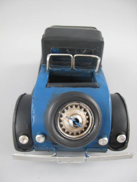 Blaues Modellauto aus Eisen