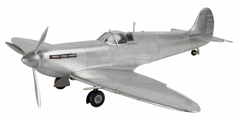 Flugzeug „Spitfire“ liebevoll dem Original nachempfunden
