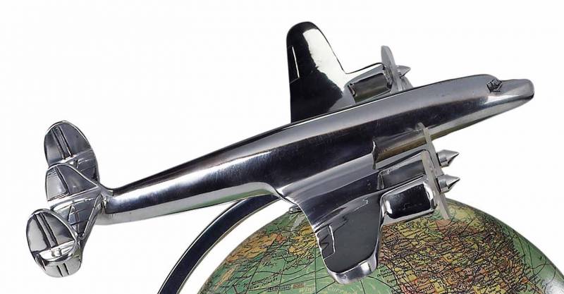 Lockheed Modell für den Schreibtisch Globus