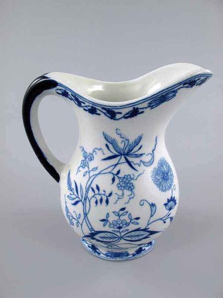 blaues Waschset aus  Keramik kanne