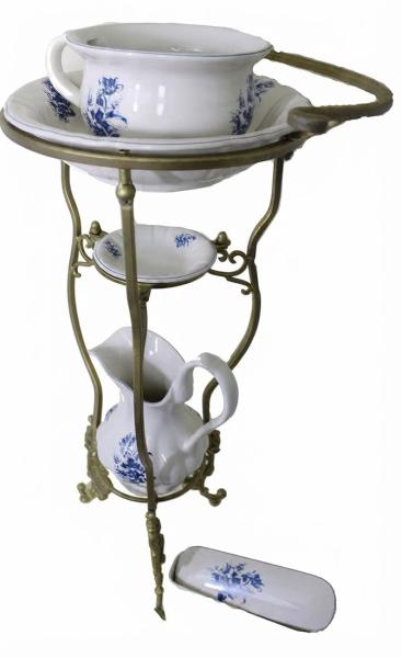 5 teiliges Waschset mit blauen in einem goldfarbenen Ständer Blumen