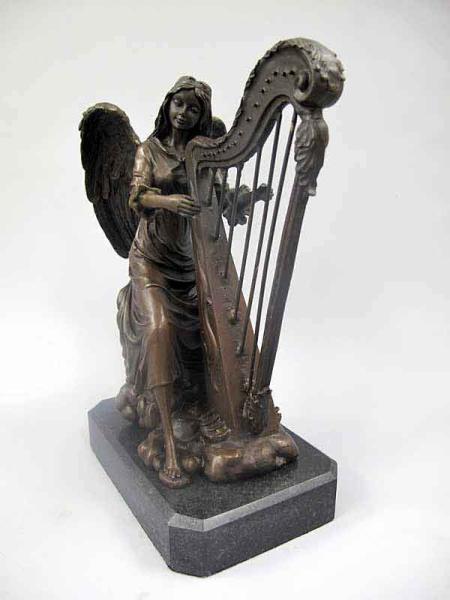 Ein Engel spielt zufrieden auf der Harfe seite
