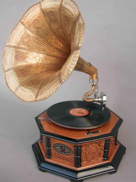 Wunderschönes 8 - eckiges Grammophon mit Schnitzereien und einen einzigartigen Trichter mit Ornamenten