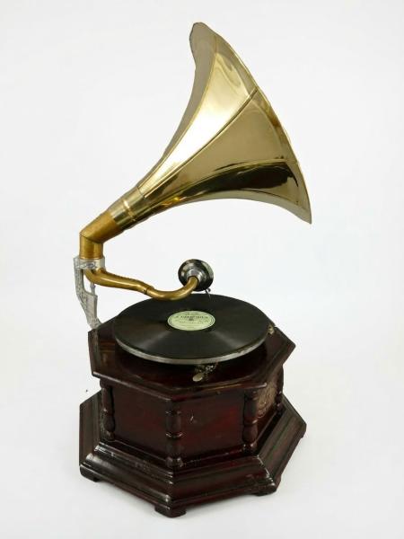 Wunderschönes funktionsfähiges 4 - Eckiges Grammophon zum Abspielen von alten Schellackplatten.