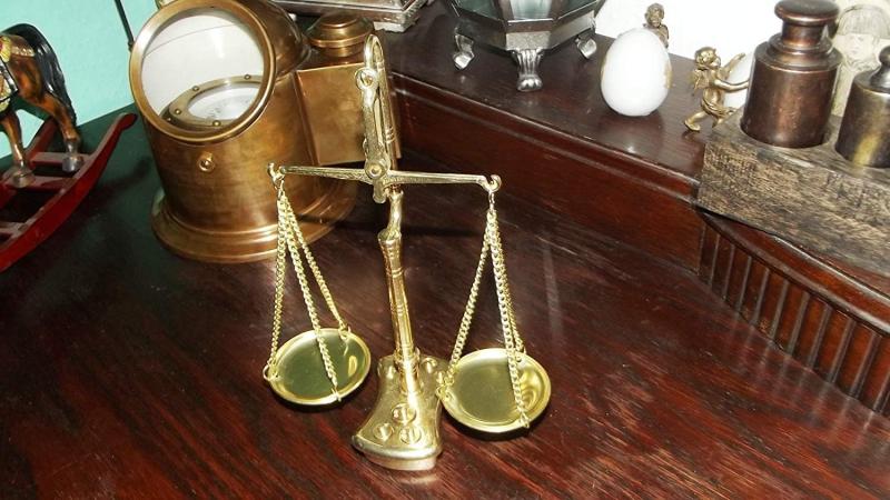 Balkenwaage auf schrank